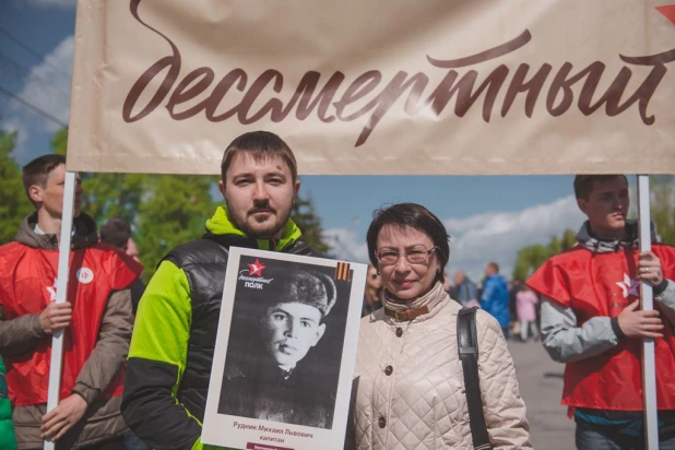 Участники "Бессмертного полка" в Барнауле. 9 мая 2016 года.