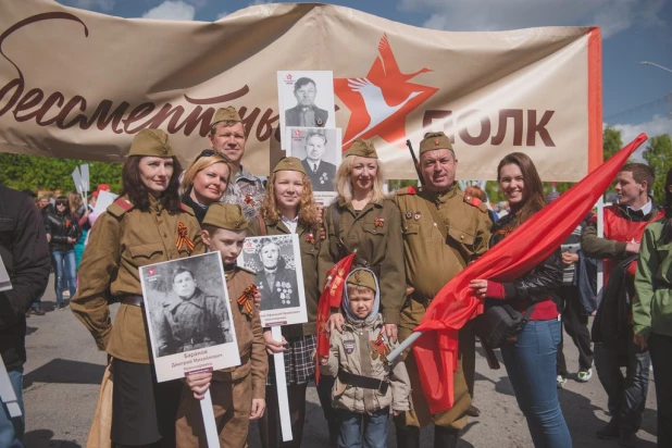 Участники "Бессмертного полка" в Барнауле. 9 мая 2016 года.