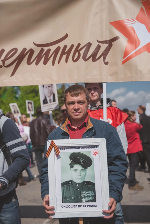 Участники "Бессмертного полка" в Барнауле. 9 мая 2016 года.