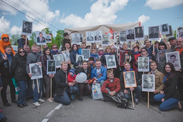 Участники "Бессмертного полка" в Барнауле. 9 мая 2016 года.