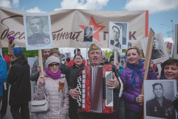 Участники "Бессмертного полка" в Барнауле. 9 мая 2016 года.