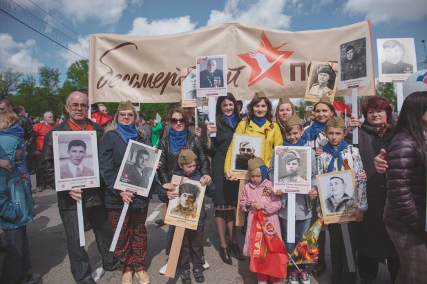 Участники "Бессмертного полка" в Барнауле. 9 мая 2016 года.