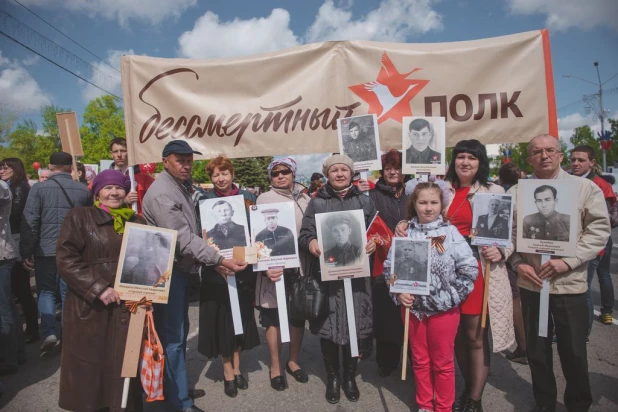 Участники "Бессмертного полка" в Барнауле. 9 мая 2016 года.