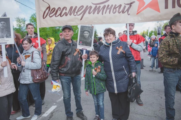 Участники "Бессмертного полка" в Барнауле. 9 мая 2016 года.