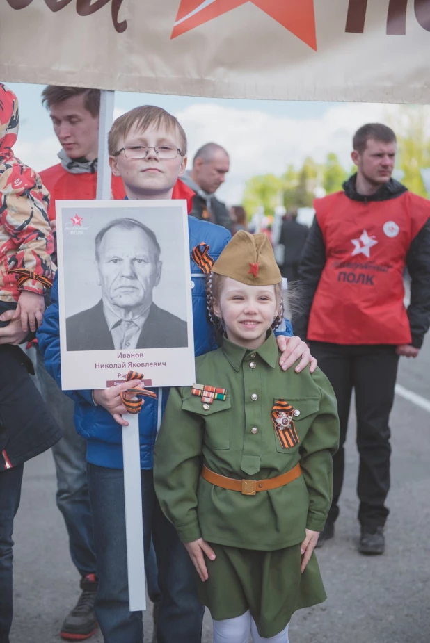 Участники "Бессмертного полка" в Барнауле. 9 мая 2016 года.