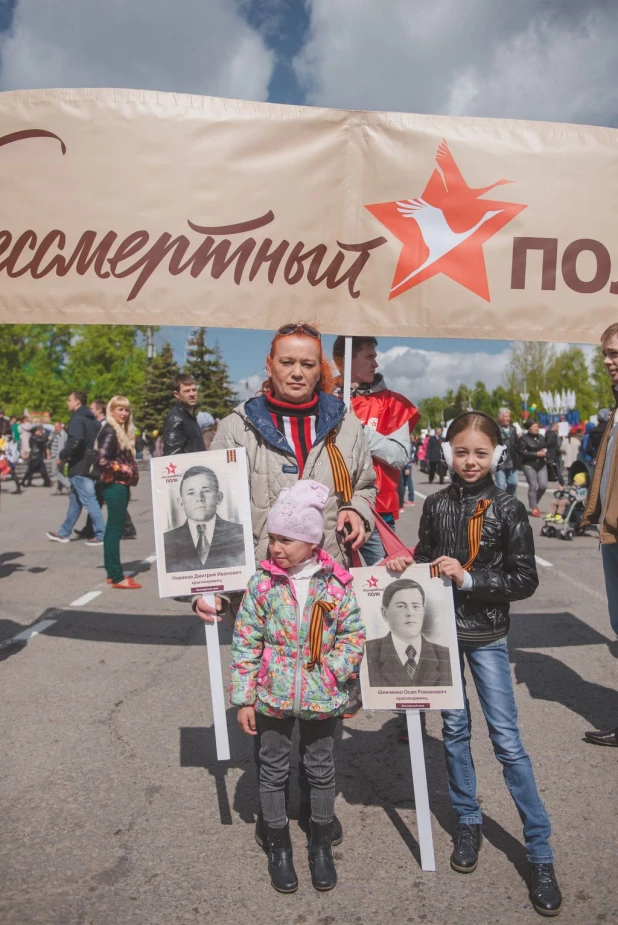 Участники "Бессмертного полка" в Барнауле. 9 мая 2016 года.