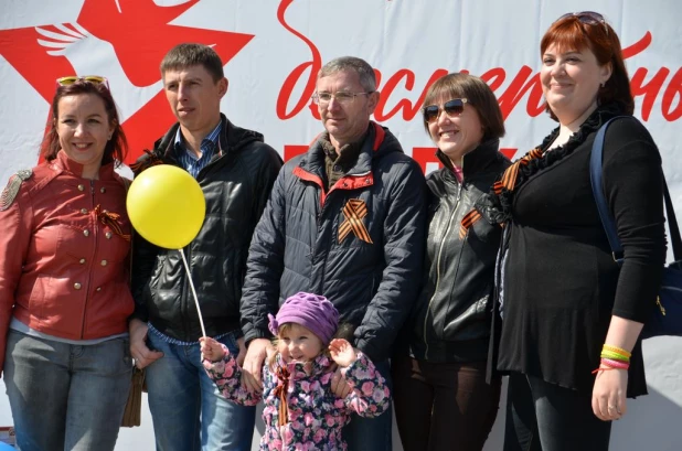 Участники "Бессмертного полка" в Барнауле. 9 мая 2016 года.