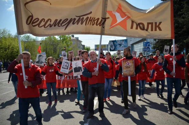 Участники "Бессмертного полка" в Барнауле. 9 мая 2016 года.