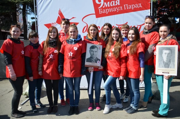 Участники "Бессмертного полка" в Барнауле. 9 мая 2016 года.