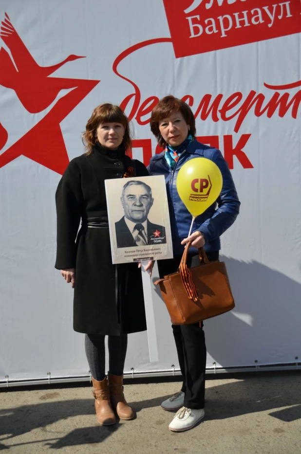 Участники "Бессмертного полка" в Барнауле. 9 мая 2016 года.