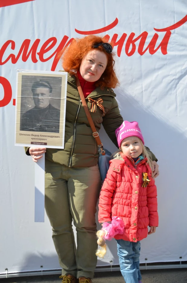 Участники "Бессмертного полка" в Барнауле. 9 мая 2016 года.