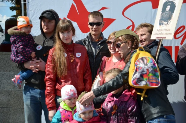 Участники "Бессмертного полка" в Барнауле. 9 мая 2016 года.