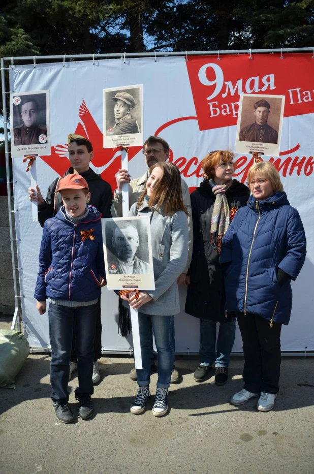 Участники "Бессмертного полка" в Барнауле. 9 мая 2016 года.