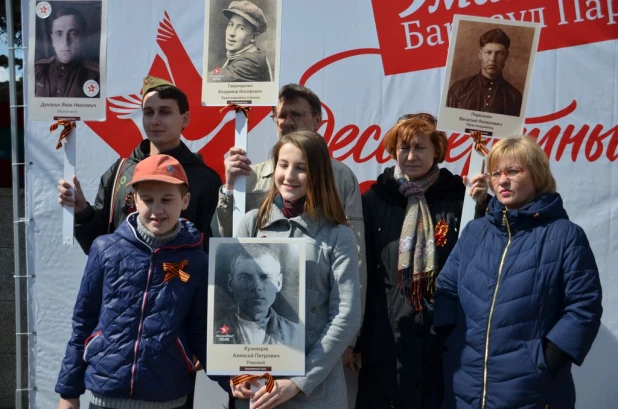 Участники "Бессмертного полка" в Барнауле. 9 мая 2016 года.