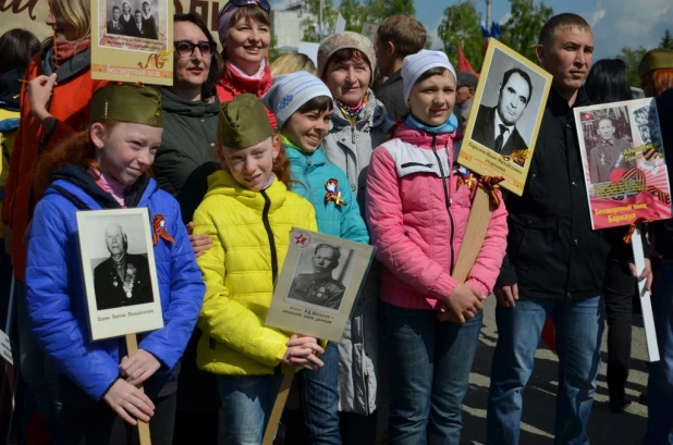 Участники "Бессмертного полка" в Барнауле. 9 мая 2016 года.