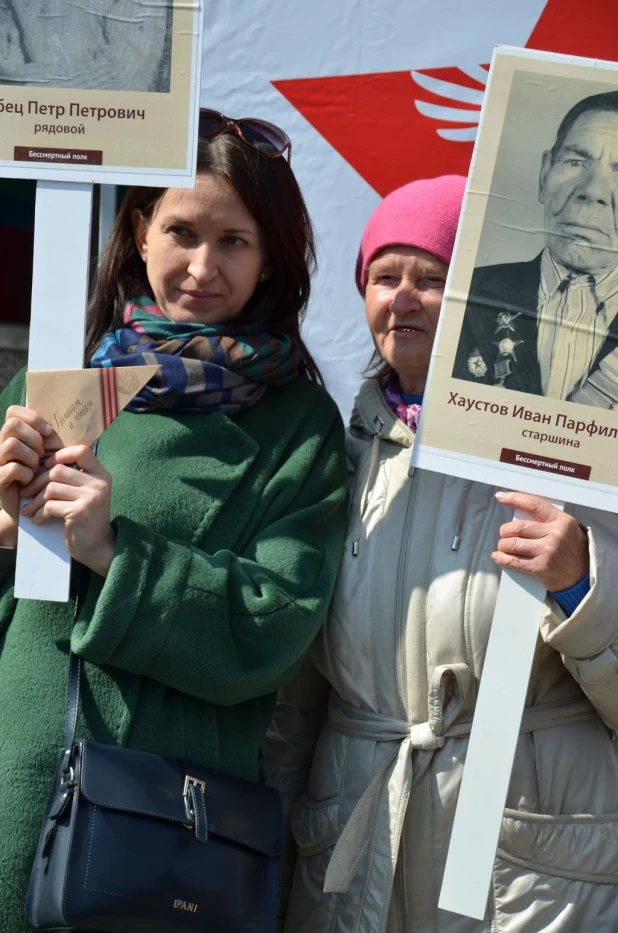 Участники "Бессмертного полка" в Барнауле. 9 мая 2016 года.