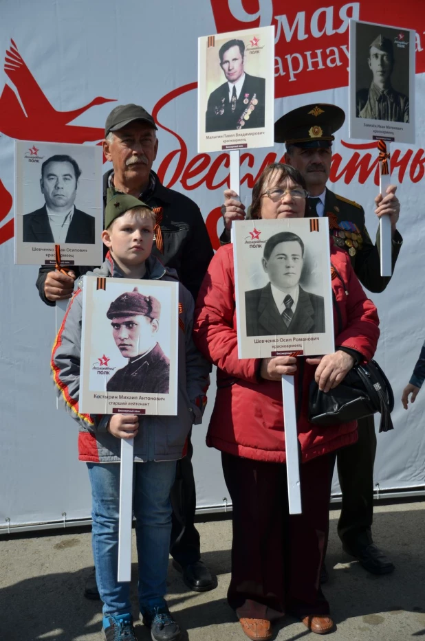 Участники "Бессмертного полка" в Барнауле. 9 мая 2016 года.