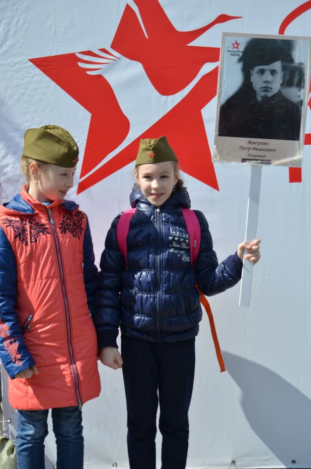 Участники "Бессмертного полка" в Барнауле. 9 мая 2016 года.