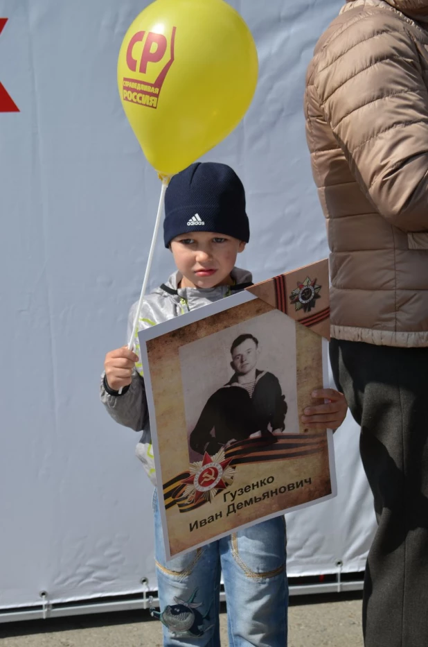 Участники "Бессмертного полка" в Барнауле. 9 мая 2016 года.