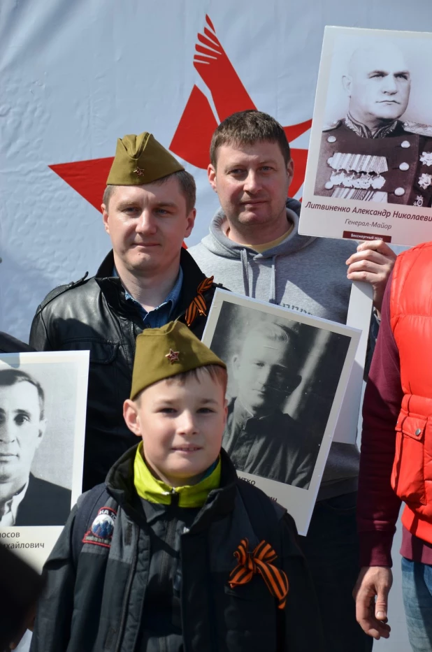 Участники "Бессмертного полка" в Барнауле. 9 мая 2016 года.