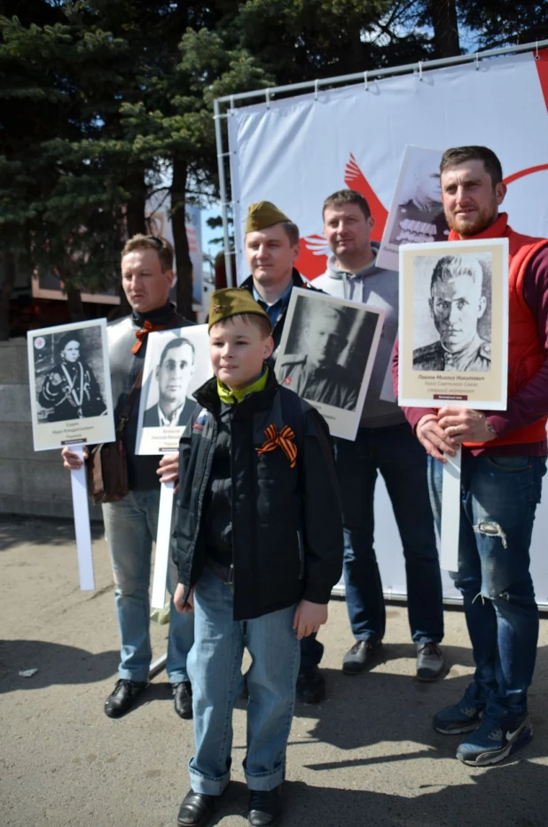 Участники "Бессмертного полка" в Барнауле. 9 мая 2016 года.