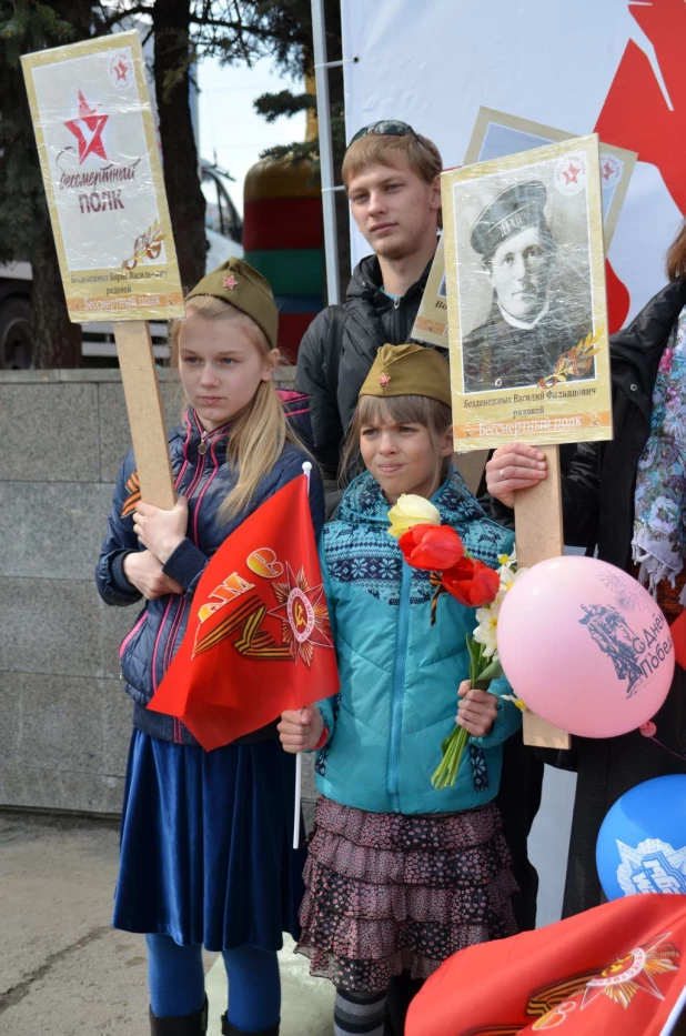 Участники "Бессмертного полка" в Барнауле. 9 мая 2016 года.