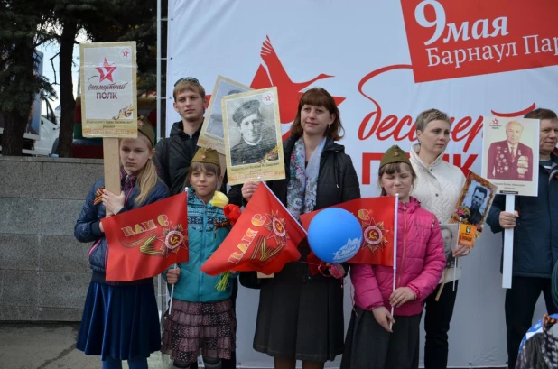 Участники "Бессмертного полка" в Барнауле. 9 мая 2016 года.