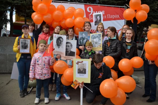 Участники "Бессмертного полка" в Барнауле. 9 мая 2016 года.