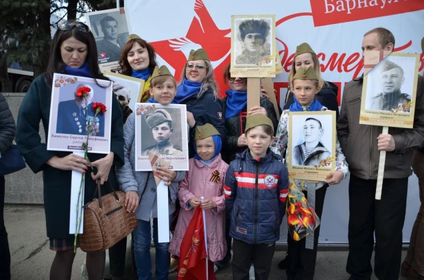 Участники "Бессмертного полка" в Барнауле. 9 мая 2016 года.