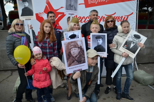 Участники "Бессмертного полка" в Барнауле. 9 мая 2016 года.