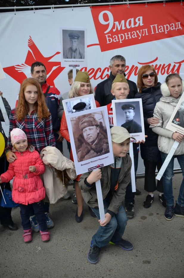 Участники "Бессмертного полка" в Барнауле. 9 мая 2016 года.