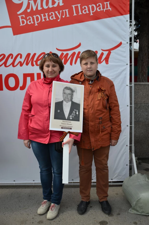 Участники "Бессмертного полка" в Барнауле. 9 мая 2016 года.