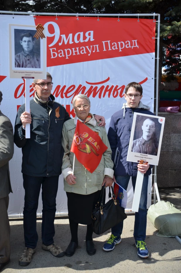 Участники "Бессмертного полка" в Барнауле. 9 мая 2016 года.