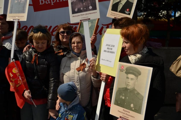 Участники "Бессмертного полка" в Барнауле. 9 мая 2016 года.