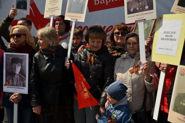 Участники "Бессмертного полка" в Барнауле. 9 мая 2016 года.