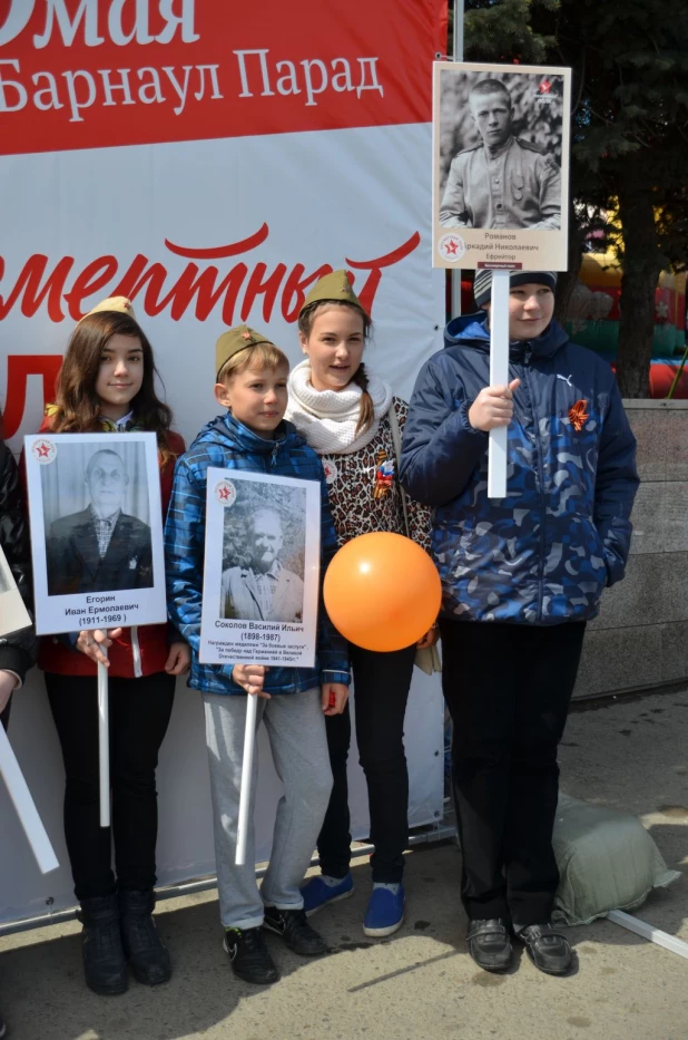 Участники "Бессмертного полка" в Барнауле. 9 мая 2016 года.