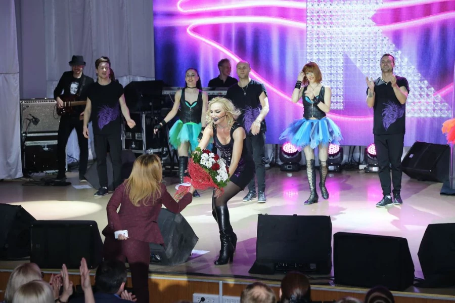 Перед работниками "Алтай-Кокса" выступила Кристина Орбакайте.