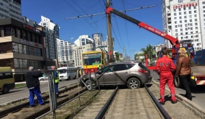 Nissan Murano застрял на рельсах. Барнаул, 17 мая 2016 года.