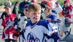 В фан-зоне прошел День алтайского хоккея.