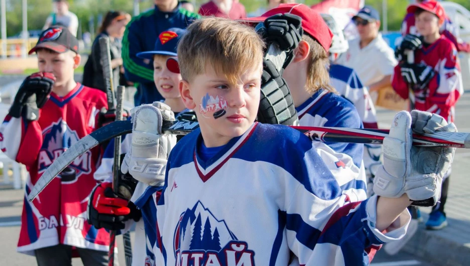 В фан-зоне прошел День алтайского хоккея.