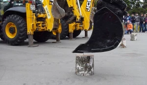 "Битва экскаваторов" в Барнауле. 18 мая 2016 года.