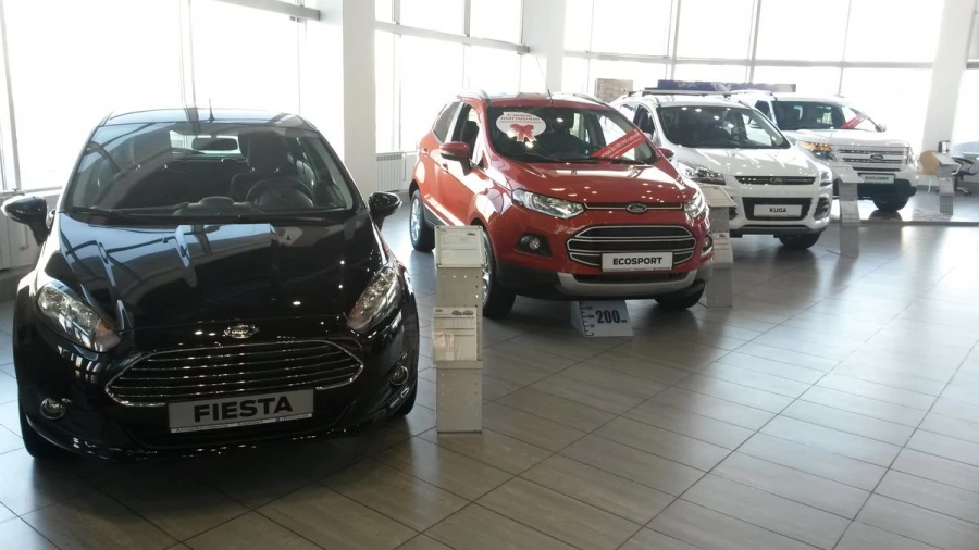 В автосалоне.