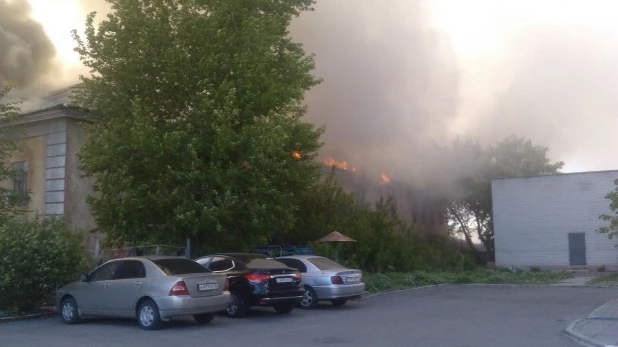 Пожар в заброшенной двухэтажке на Ленина.