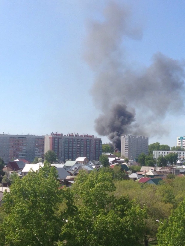 Пожар в заброшенном двухэтажном доме.