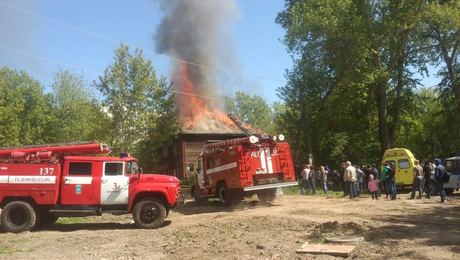 Пожар в заброшенном двухэтажном доме.