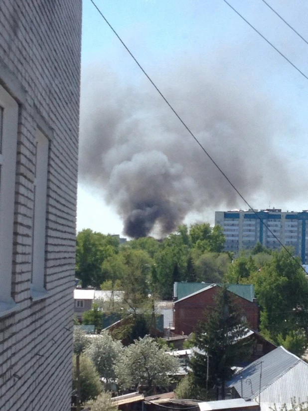 Пожар в заброшенном двухэтажном доме.