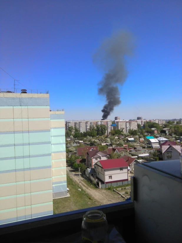 Пожар в заброшенном двухэтажном доме.