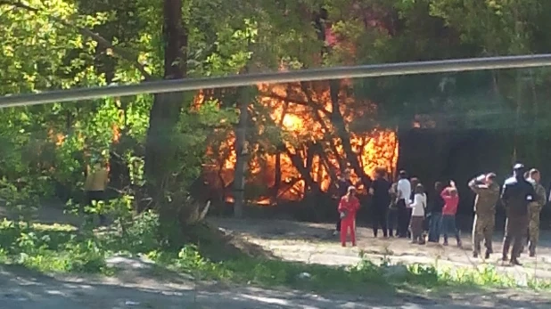 Пожар в заброшенном двухэтажном доме.