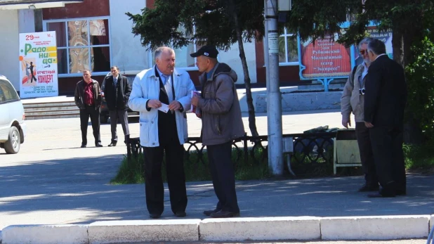 Петр Гамалеев возле пикета коммунистов против возвращения на должность сити-менеджера Владимира Ларионова.