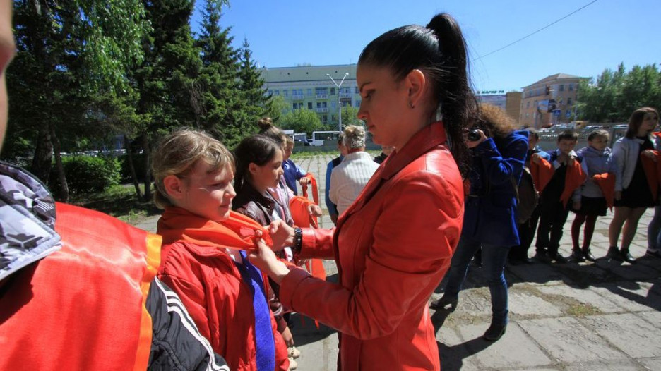 Мария Прусакова принимает детей в пионеры. Барнаул, 19 мая 2016 года.
